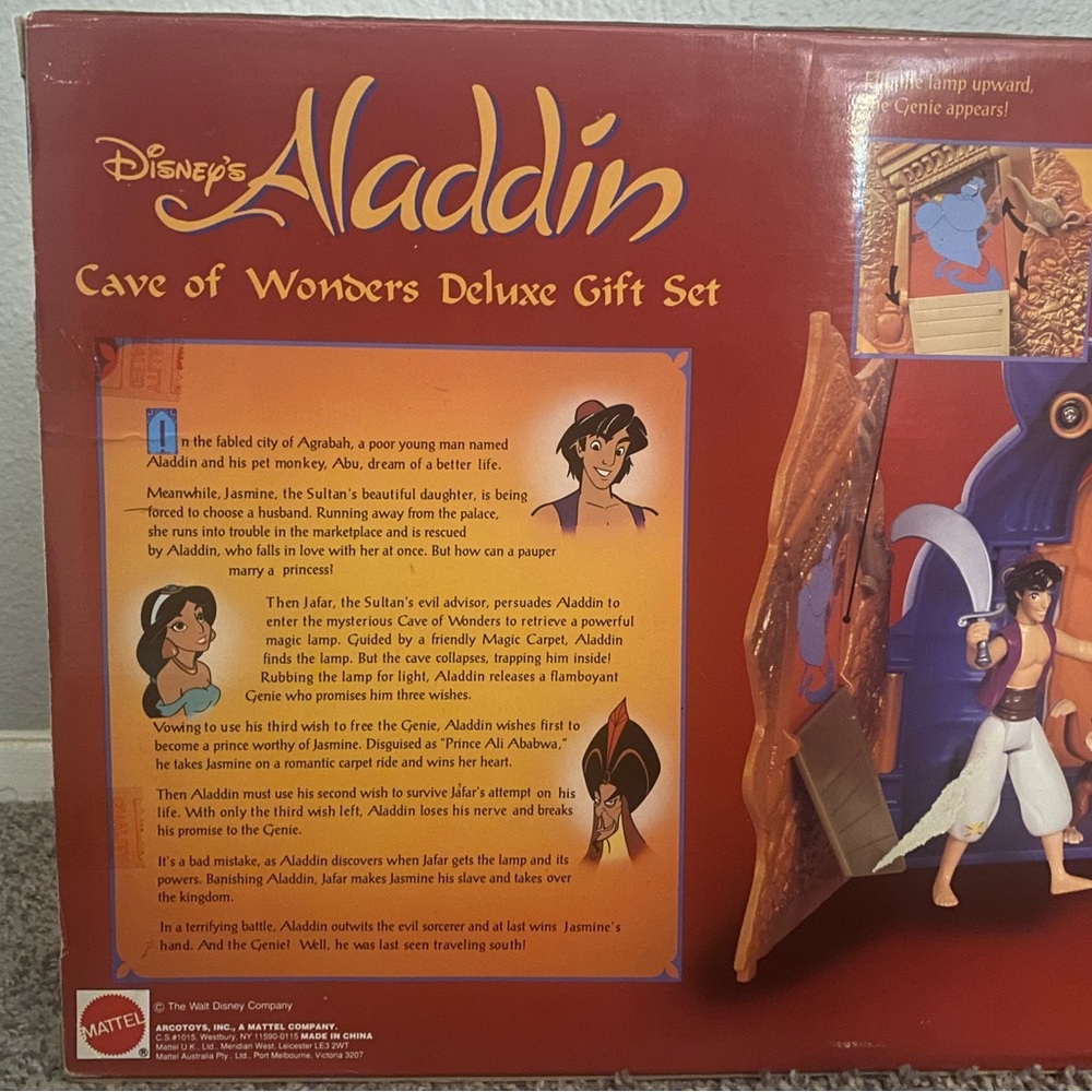 Disney's ALADDIN Cave of Wonders Deluxe Gift Set, 28 Pieces. - Picture 3 of 9